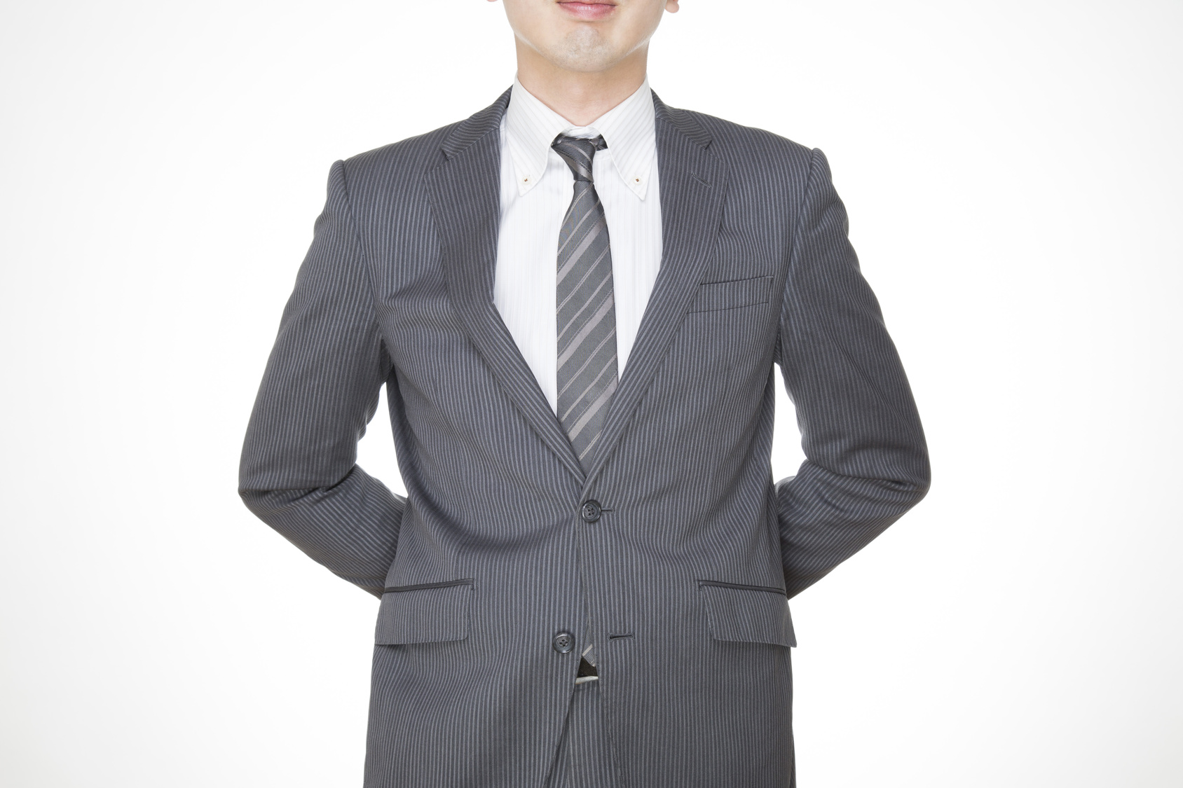 「後ろ手」はビジネスで失礼にあたる?その起源とよい職場のマナー | TRANS.Biz