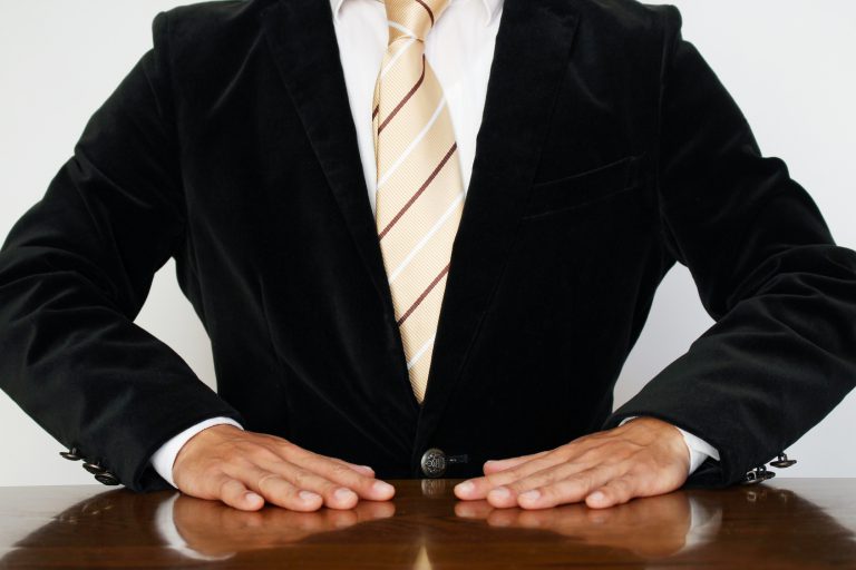 「感服」の意味と使い方！目上には失礼？「敬服」との違いも解説 | TRANS.Biz