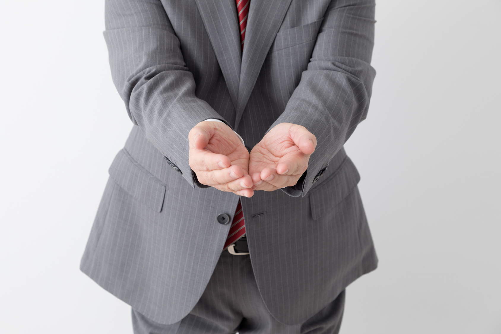 「拝受」の意味とは?メールでの使い方や類語「受領」との違いも | TRANS.Biz