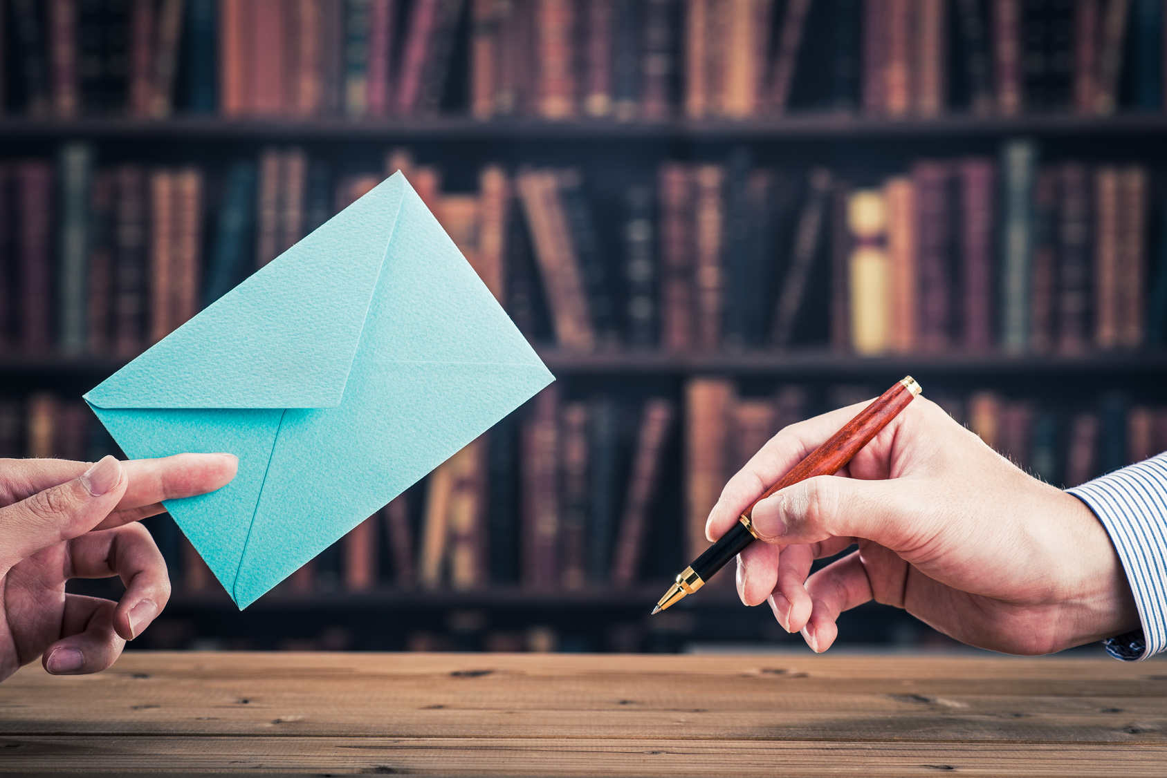 「追伸」の意味とメールでの書き方とは？正しい使い方と返信方法も | TRANS.Biz