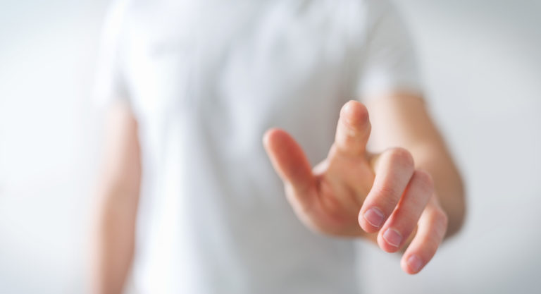 「食指」の意味とは?使い方「食指が動く」や誤用例・類語も解説 | TRANS.Biz