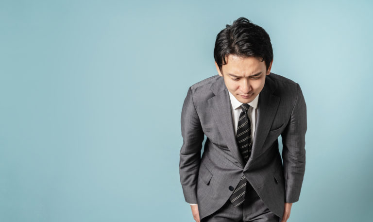 「固辞」の意味とは?辞退との違いや使い方の例文・類語と対義語も | TRANS.Biz