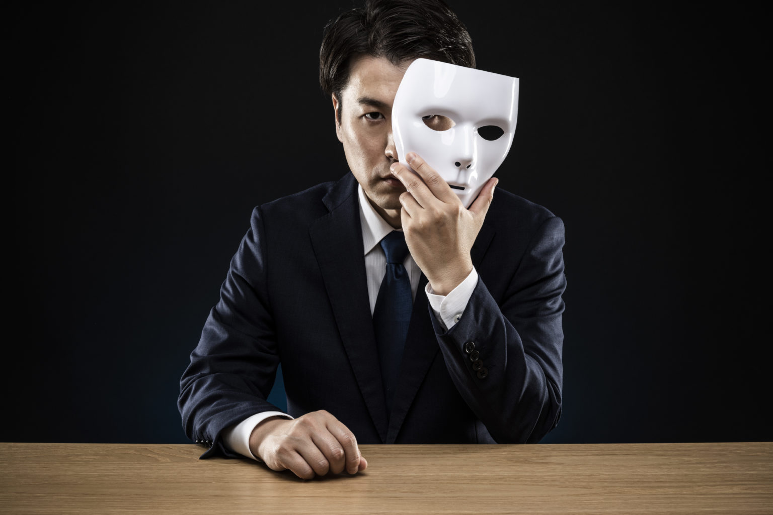 「欺瞞」の意味と読み方とは?使い方の例文と類語・対義語も紹介 | TRANS.Biz