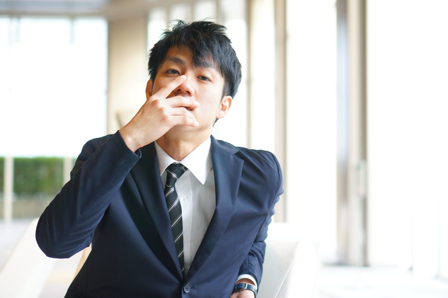 「横柄」の意味とは?「横柄な」を使った例文や類語・対義語も解説 | TRANS.Biz