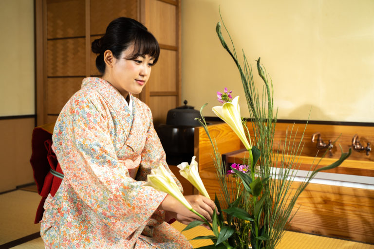 「高尚」の意味とは?皮肉になってしまう使い方や類語・対義語も