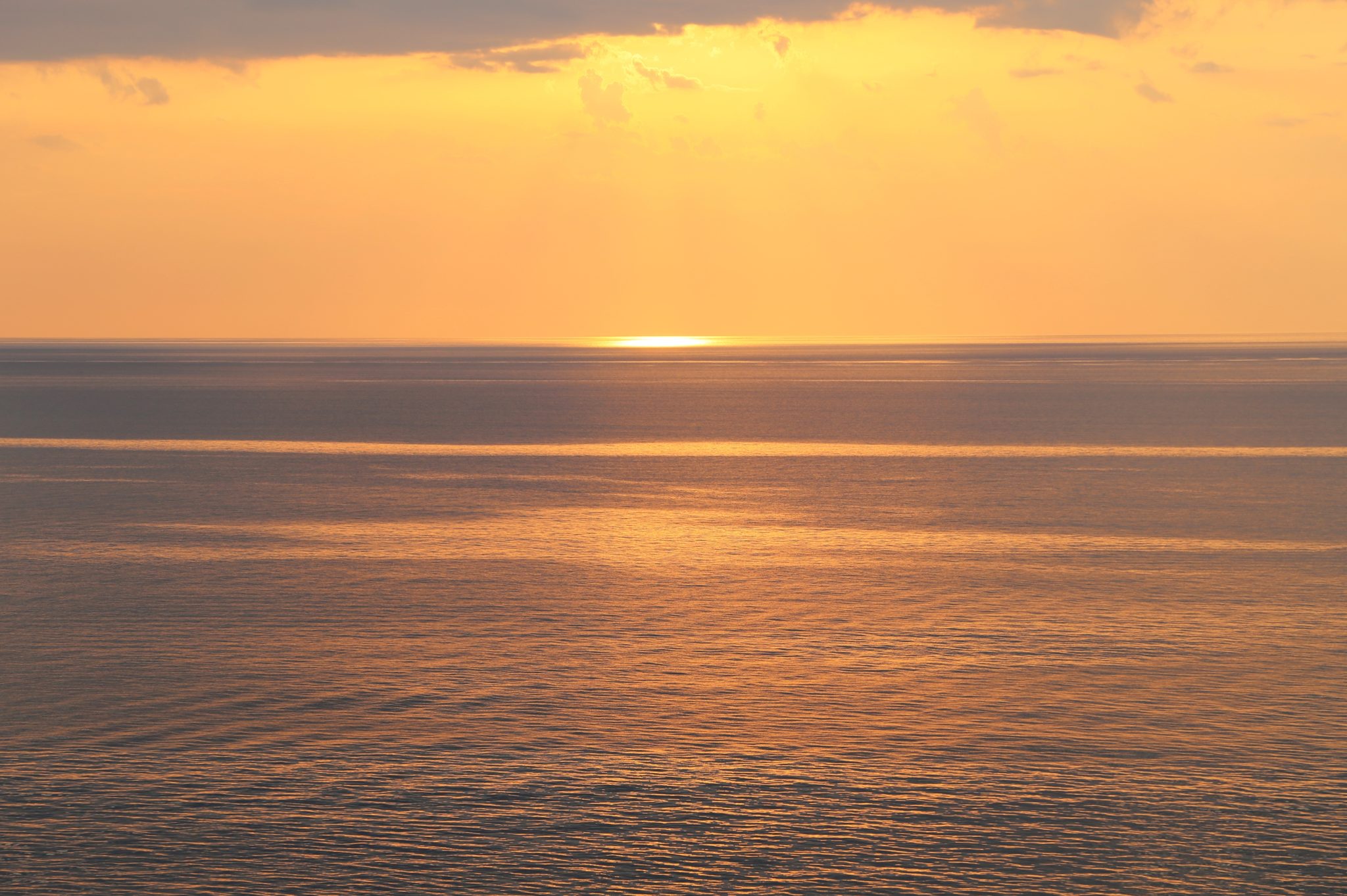 「夕凪」の意味や読み方とは？使う季節や類語・英語表現も解説 | TRANS.Biz