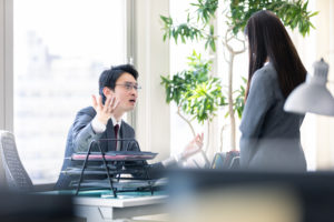 「諌める」の意味は？目下の人が使える例文や類語「窘める」も解説 | TRANS.Biz