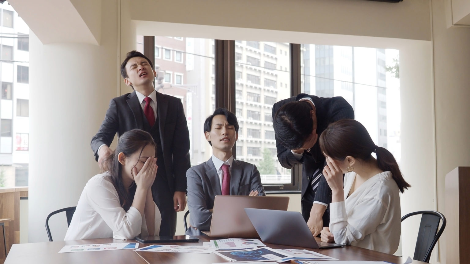 「同じ轍を踏む」の意味とは？語源や使い方、類語と英語表現も解説 Transbiz