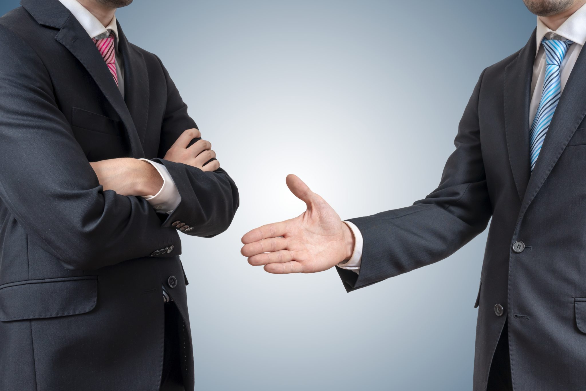 「固辞」の意味とは?辞退との違いや使い方の例文・類語と対義語も | TRANS.Biz