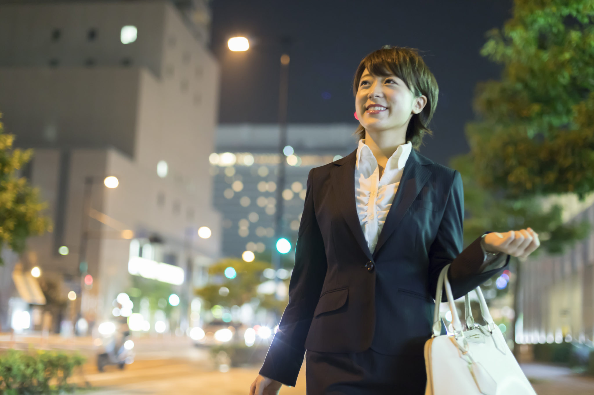 「出社」の意味とは?「出勤」との違いや反対語「退社」も紹介 | TRANS.Biz