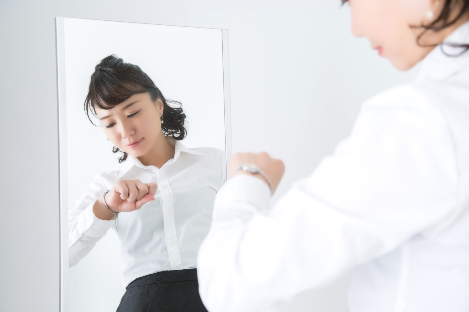 「出社」の意味とは?「出勤」との違いや反対語「退社」も紹介 | TRANS.Biz