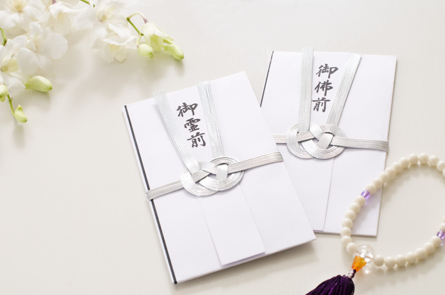 「御霊前」の金額や入れ方は？連名の書き方や「御仏前」との違いも