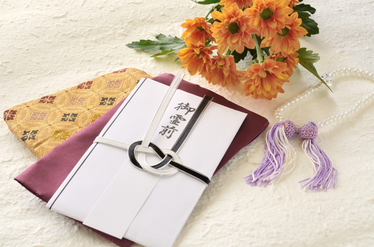 「御霊前」の金額や入れ方は？連名の書き方や「御仏前」との違いも