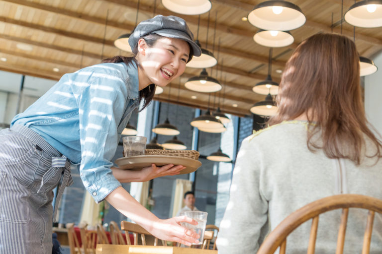 敬語「いらっしゃる」の意味と使い方は？「おられる」との違いも | TRANS.Biz