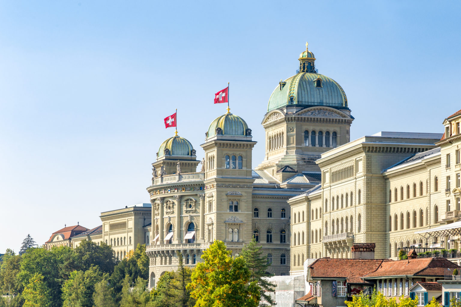 スイスの首都は「ベルン」で正しい？国旗や時差・歴史的背景も解説
