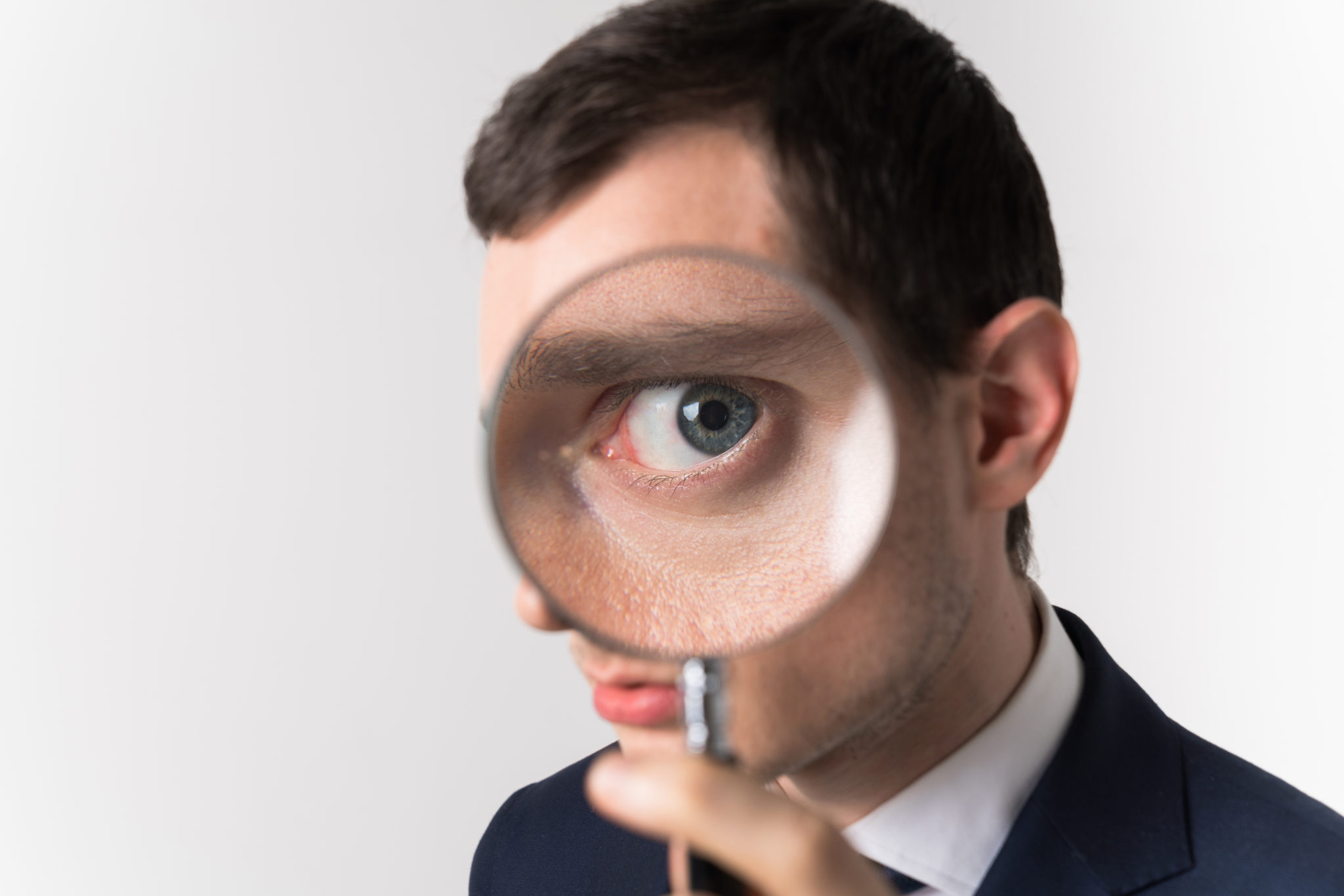 「見る」の言い換え表現とは?ビジネスやレポートで使える表現 | TRANS.Biz