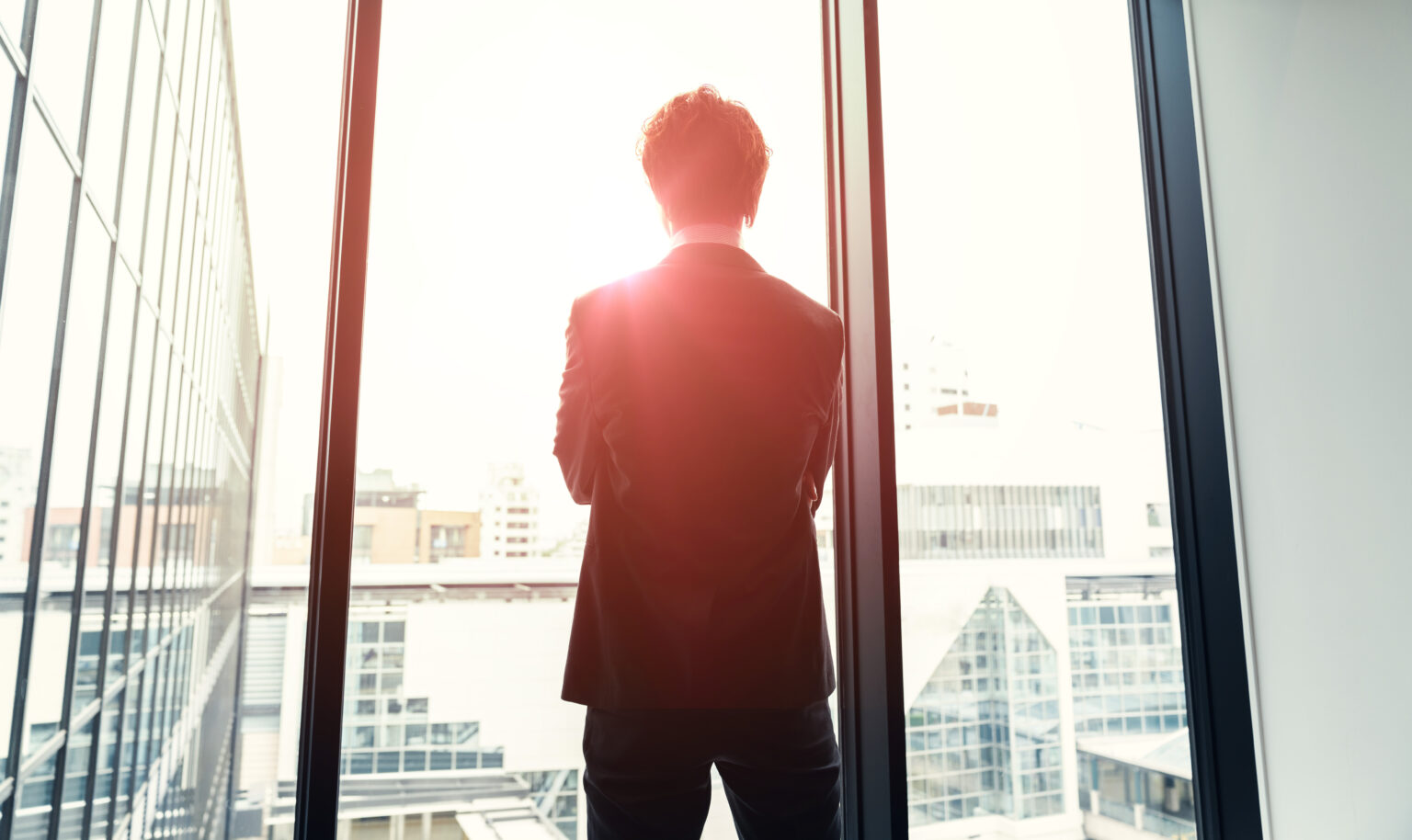 「寡黙」とはいい意味？使い方や類義語・類語と対義語も解説 | TRANS.Biz