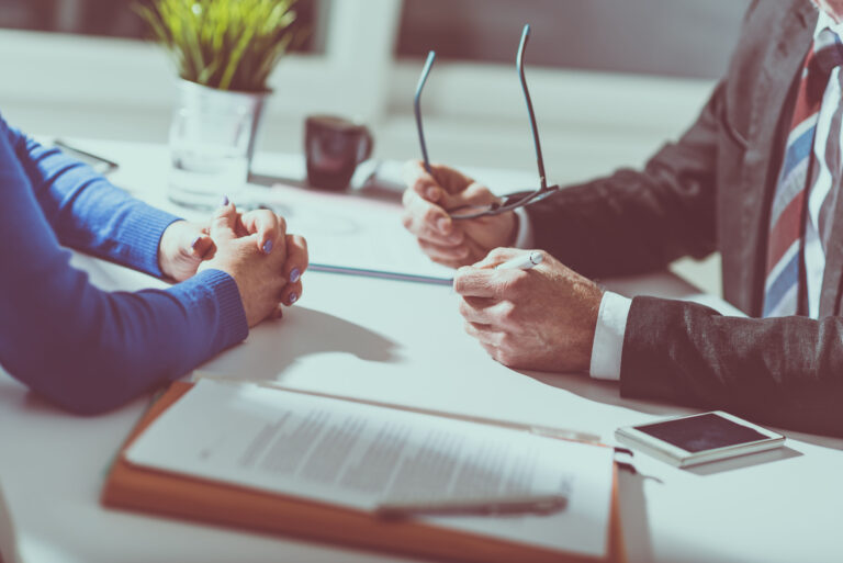 「渉外」の意味と類語とは?「営業」などの役職との違いも解説 | TRANS.Biz
