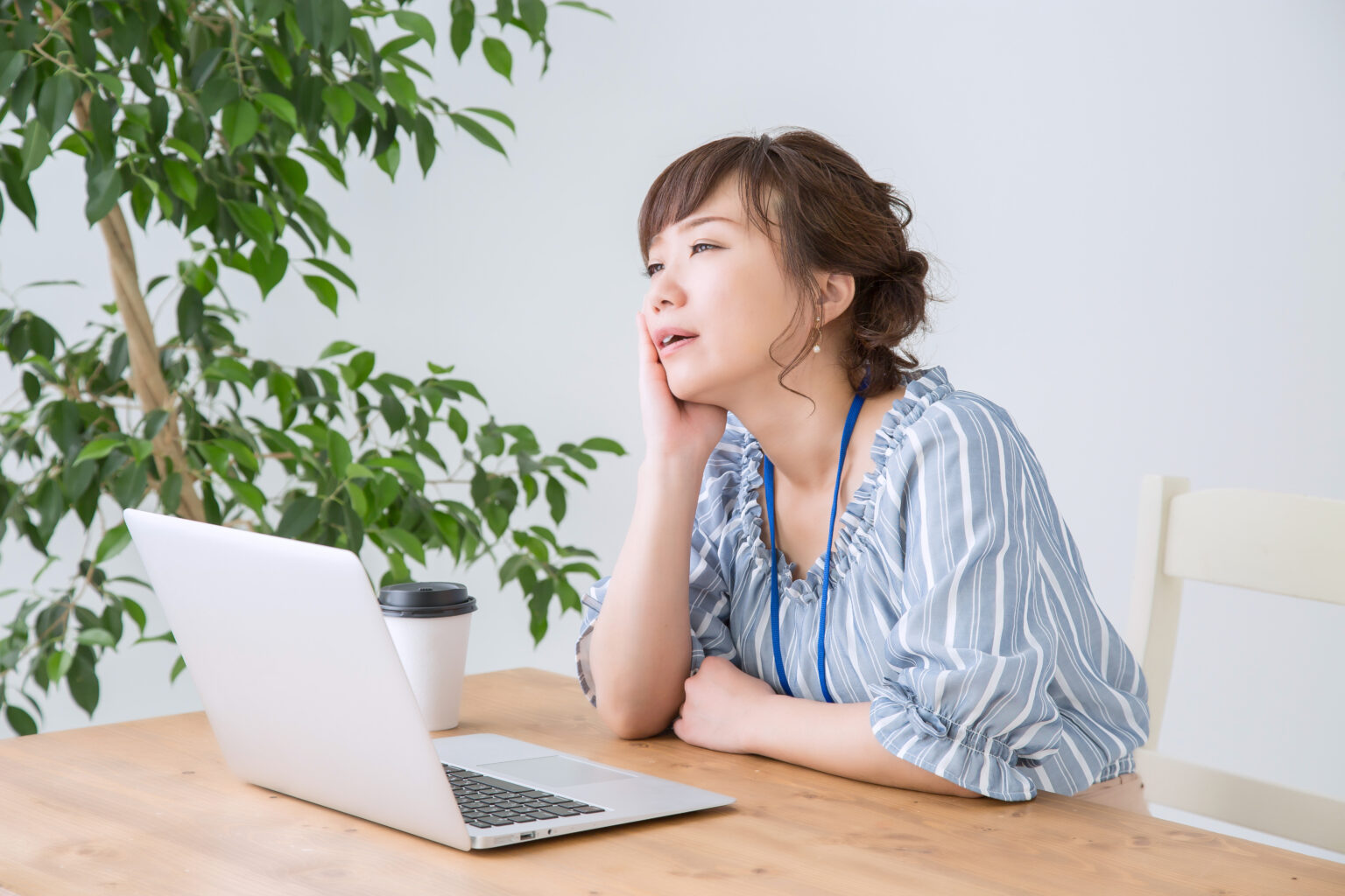 「怠慢」の意味と使い方とは?「怠惰」との違いや類語・対義語も | TRANS.Biz
