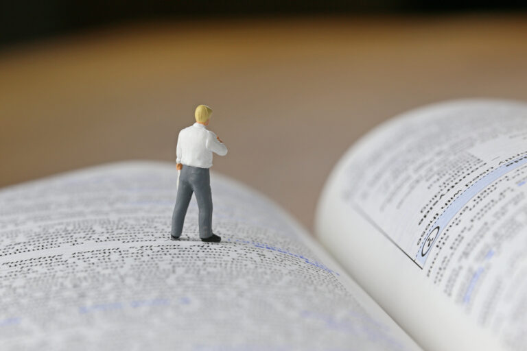「逸脱」の意味と類語・言い換え表現とは？”逸脱行為”等の使い方も | TRANS.Biz