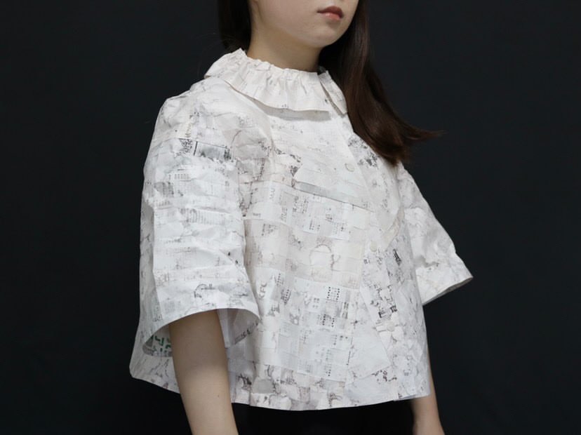 自分のアイデアを表現できるのが楽しい。紙を切って編んで服を作るアーティスト尾崎愛実が作品に込める思い