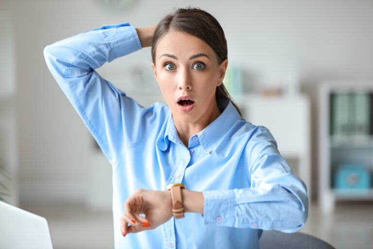 「近づく」の意味と使い方とは?類語「近寄る」や反対語も解説 | TRANS.Biz