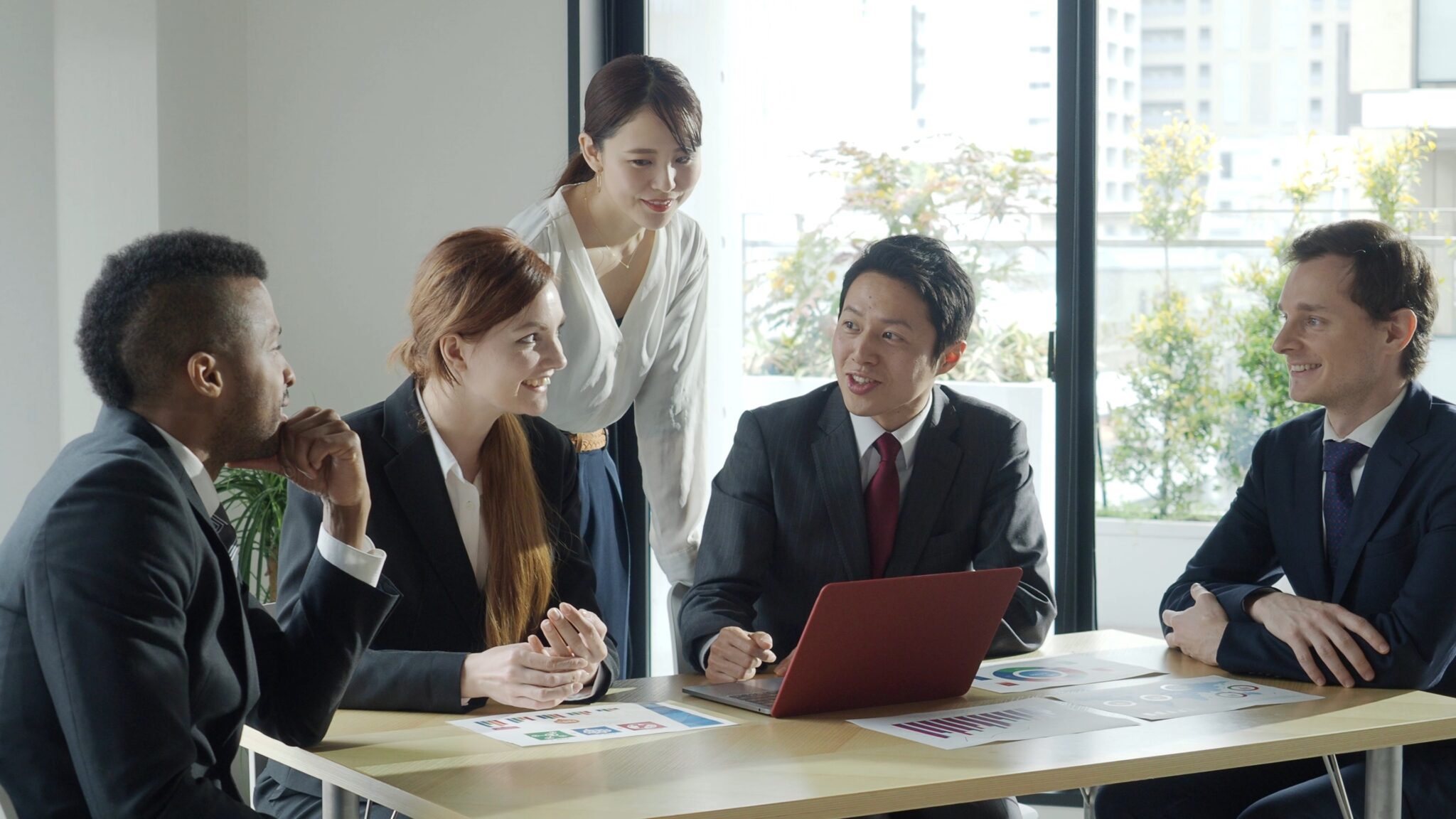 「同士」の意味とは?使い方・類語の例文や「同志」との違いも解説 | TRANS.Biz