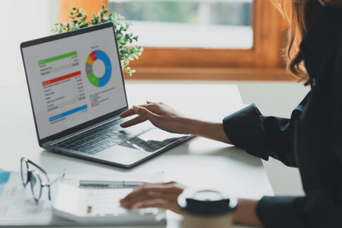 「競合他社」の意味とは？同業他社との違い・使い方と言い換えも