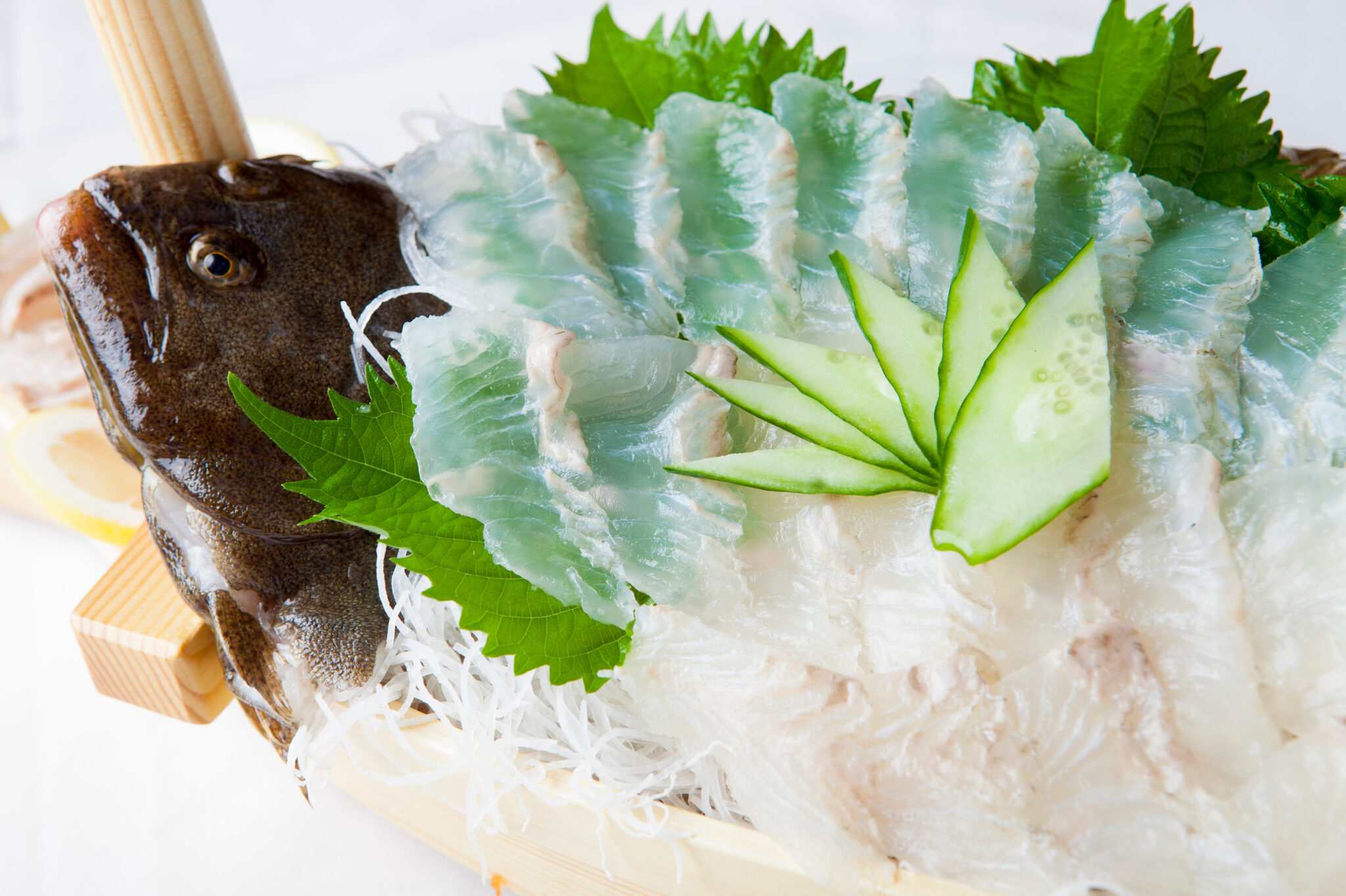 「ヒラメ」と「カレイ」の違いと見分け方とは?味や値段も紹介 「ヒラメ」と「カレイ」の違いと見分け方とは?味や値段も紹介