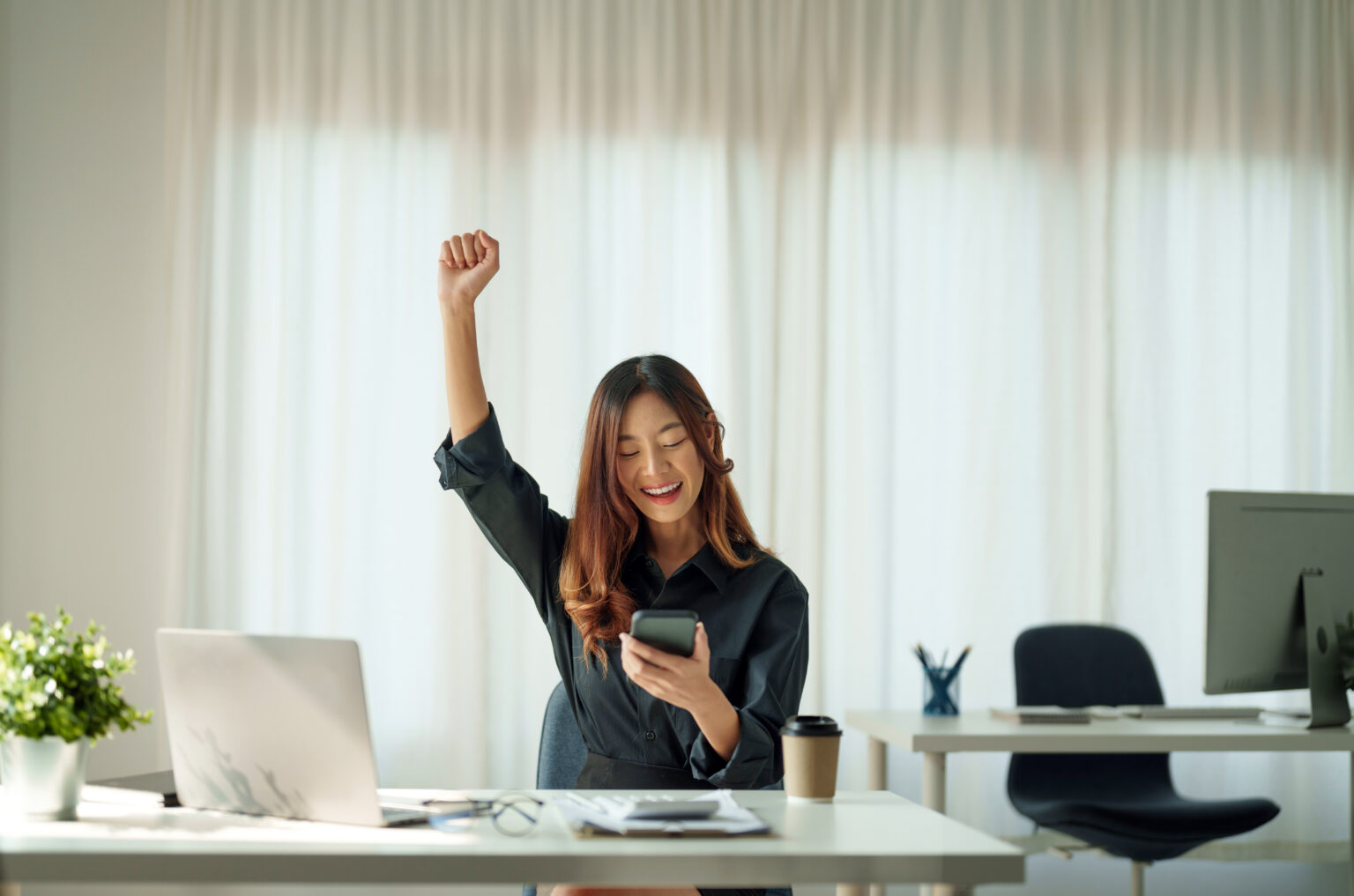 「暗転」の意味と使い方とは？「暗点」との違いや類語・対義語も | TRANS.Biz